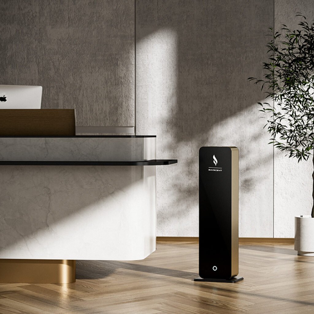 Schwarzer Bayscent Stand-Aromadiffusor in modernem Empfangsbereich mit Marmor-Theke und Pflanzen